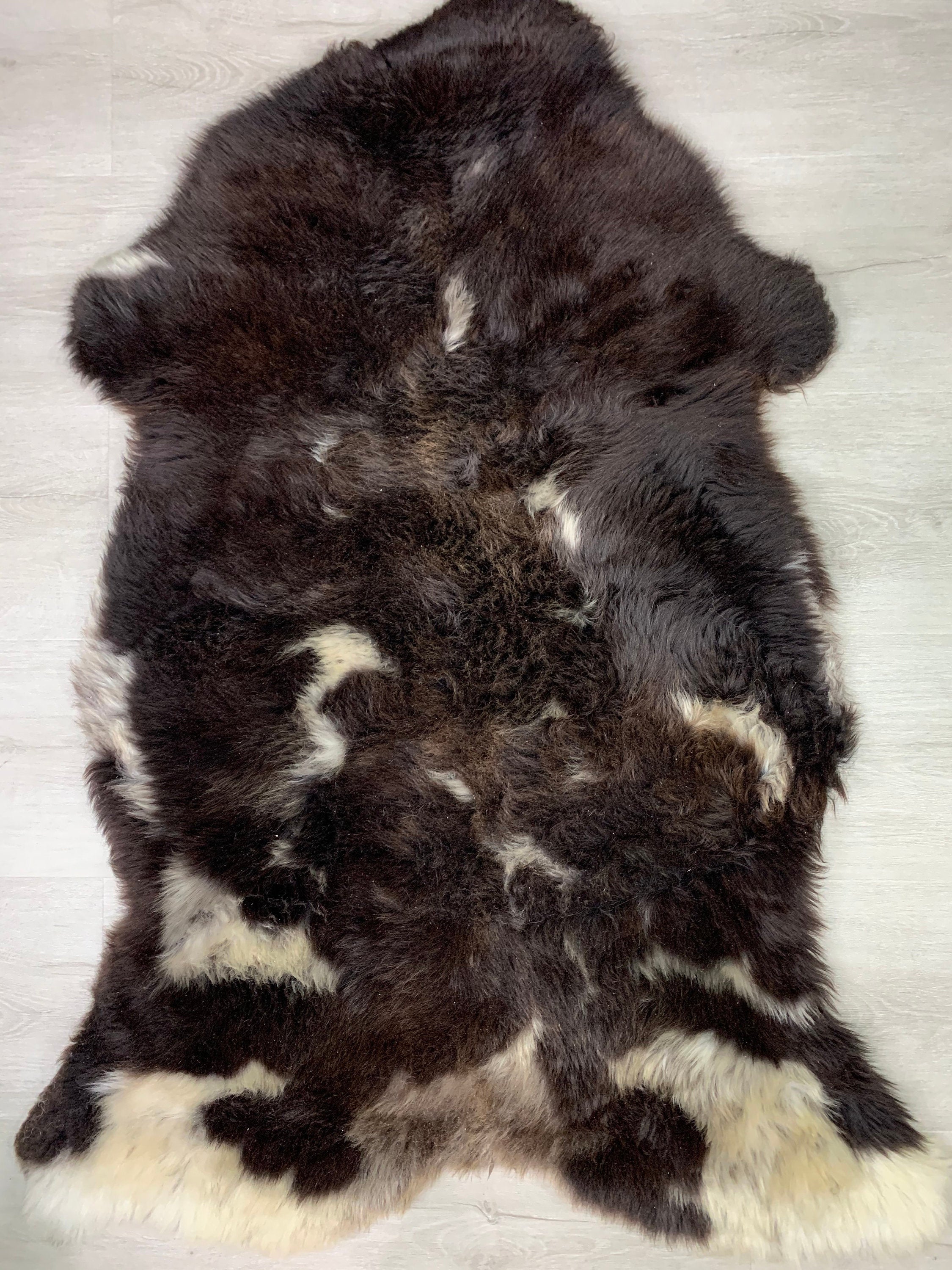 Beautiful Natural Sheepskin Rug Pelt Genuine Leather Seat Cover Pet Bed Throw