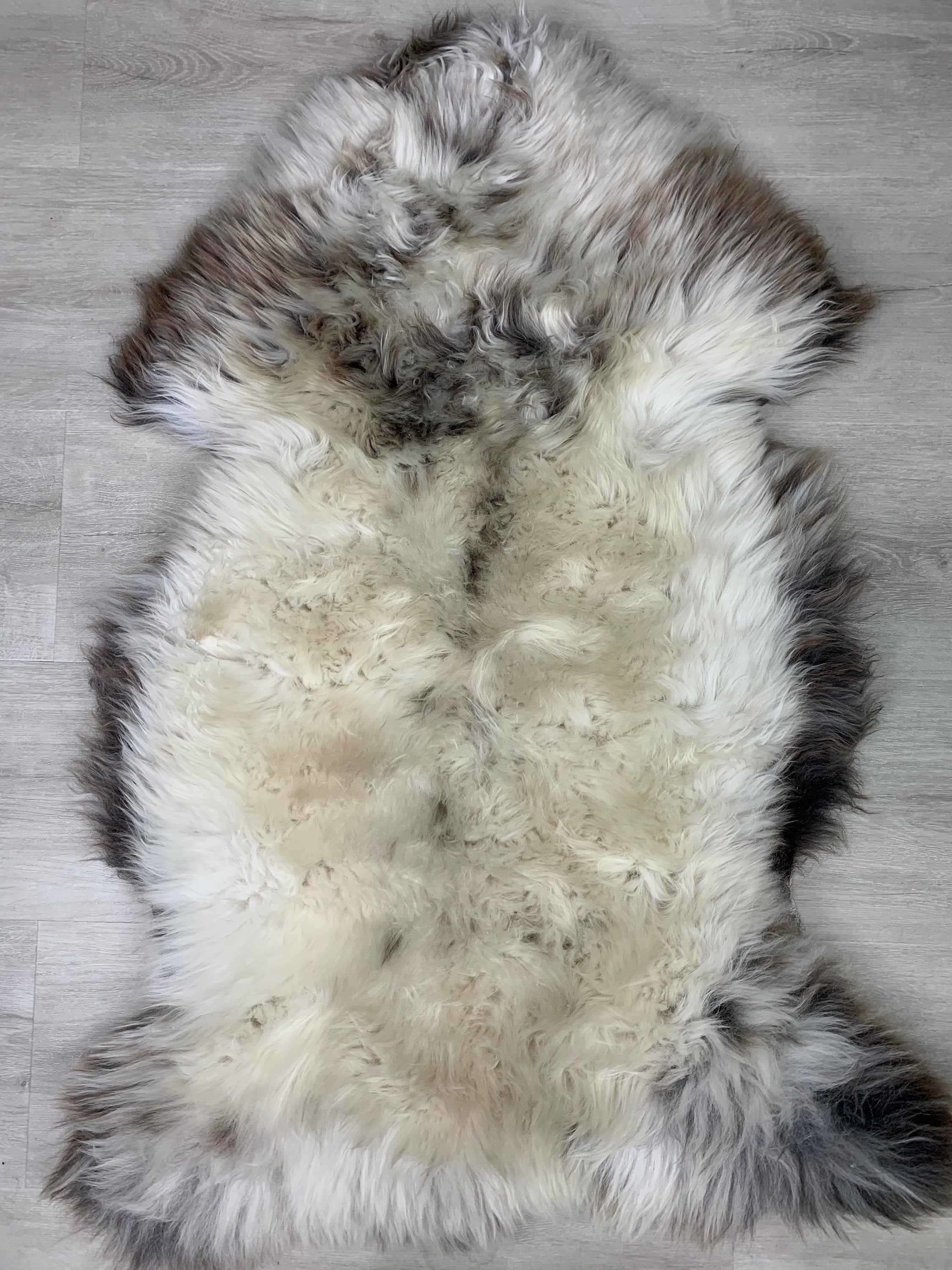 Elegant Natural White Gray Sheepskin Rug Pelt Genuine Leather Seat Cover Hide